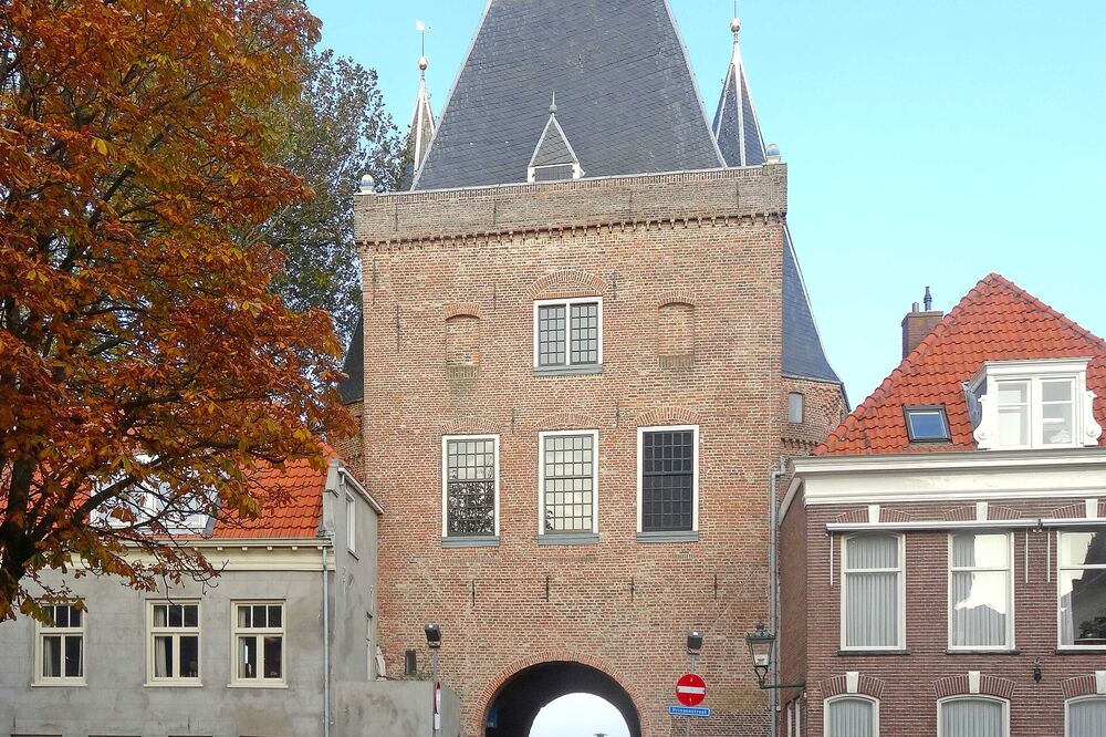 De middeleeuwse Koornmarktspoort in Kampen in herfstkleuren