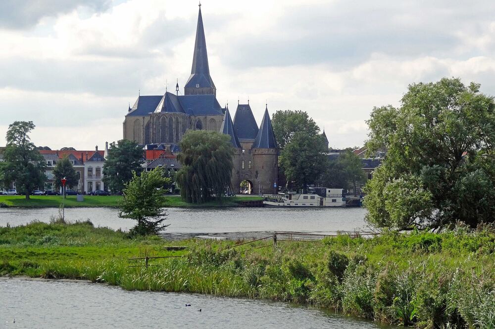 De torens van Kampen met de Bovenkerk, gezien over de IJssel